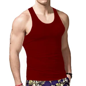 Dettaglio di una canotta uomo slim fit bordeaux perfetta per lo sport e l'estate