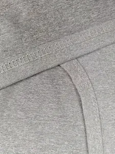 Nahaufnahme eines grauen Sport-Tops mit feiner Strickstruktur und fester Nahtverarbeitung.