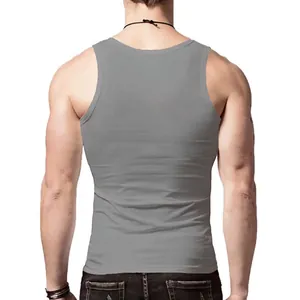 Vista posteriore dettagliata di una canotta da uomo grigia slim fit per sport e fitness