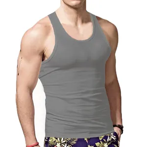 Dettaglio di una canotta sportiva grigia slim-fit da uomo indossata da un modello