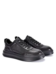 Detalle de zapatos casuales de cuero negro transpirable para hombre con suela gruesa