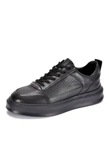 Vista detallada de zapatillas de hombre en cuero negro transpirable con perforación