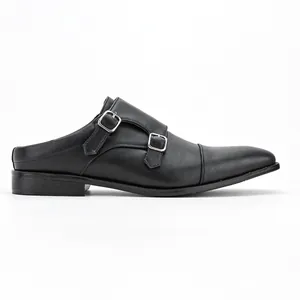 Vue latérale d'un élégant mocassin noir à double boucle sans dossier pour hommes
