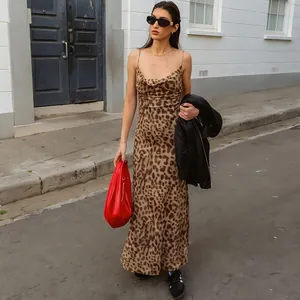 Elegante abito lungo leopardato con schiena scoperta e spalline sottili per estate.
