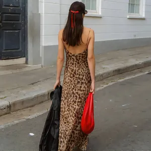 Vista posteriore di un abito sottoveste sexy con stampa leopardata senza schiena estivo.