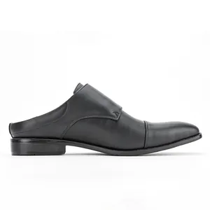 Détail de profil latéral professionnel des mules de bureau en cuir noir pour hommes