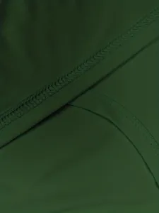 Detailansicht der robusten Nähte und des hochwertigen Stoffes am grünen Sport-Tanktop