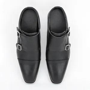 Vue de dessus de mules de bureau en cuir noir pour homme avec double boucle monk strap.