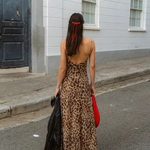 Vista posteriore di un elegante abito sottoveste leopardato con schiena scoperta
