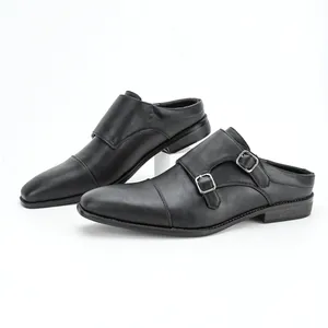 Détail de mules monk strap en cuir noir pour hommes avec doubles boucles argentées