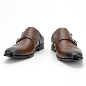 Vue de face de mules à boucle en cuir marron pour hommes montrant un style chic