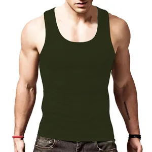 Dettaglio frontale di una canotta sportiva da uomo verde oliva scuro slim fit