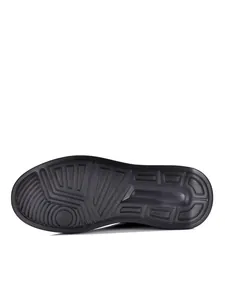 Vista detallada de la suela gruesa antideslizante negra para zapatos casuales de hombre