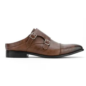 Vue détaillée de mules à double boucle en cuir marron avec finition vintage