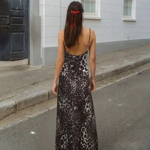 Vista posteriore di un abito leopardato sexy con schiena scoperta in un contesto urbano