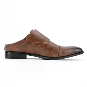 Vue détaillée de profil d'une mule business en cuir marron pour homme avec bout ciré noir