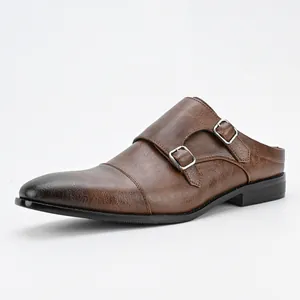 Vue détaillée de mules de bureau en cuir marron à double boucle pour hommes élégants.