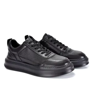 Zapatillas de cuero negro transpirables para hombre con suela gruesa y perforaciones.