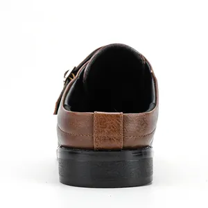 Vue arrière d'une mule d'affaires en cuir marron avec coutures et détails du talon