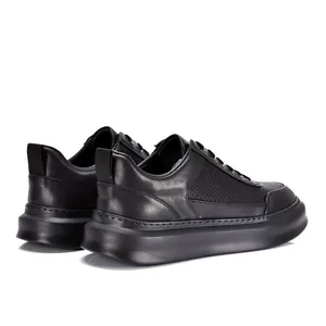 Zapatos informales de cuero negro para hombre con perforaciones y suela gruesa cómoda