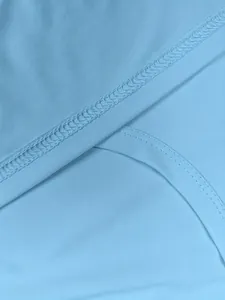 Nahaufnahme der robusten Doppelnaht an diesem hellblauen Polyester-Sportunterhemd