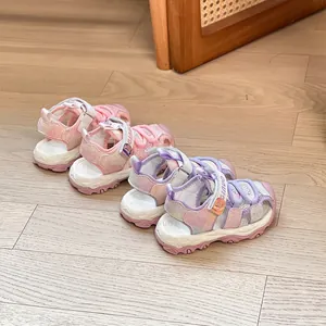 Glinsterende prinsessensandalen voor meisjes met zachte zolen en velcro bandjes.