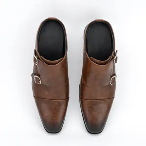 Vue de dessus de mules en cuir marron pour hommes avec double boucle et brides