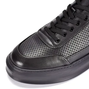 Zapatillas de hombre de cuero negro transpirable con detalles perforados y suela