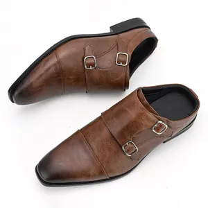 Vue de dessus de mules de bureau marron à double boucle en cuir vintage et grainé