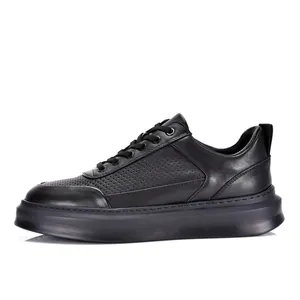 Zapatillas de hombre de cuero genuino negro con detalles perforados transpirables y suelas gruesas.