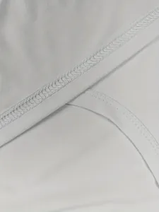 Makroaufnahme der hochwertigen Nähte und des atmungsaktiven weißen Polyesters für Herren