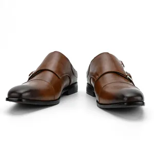 Gros plan détaillé des mules en cuir marron à double boucle pour hommes d'affaires