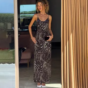 Vista completa di un abito lungo con stampa leopardata e schiena scoperta indossato da una modella