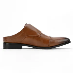Vue de profil de mules de ville en cuir marron élégantes pour hommes avec bout rapporté