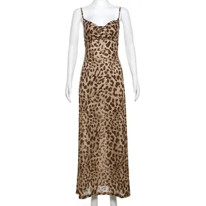 Elegante abito lungo leopardato con scollo a V su un manichino da esposizione bianco