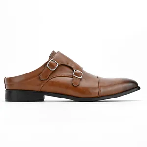 Profil latéral de mules monk strap en cuir marron pour hommes avec doubles boucles argent