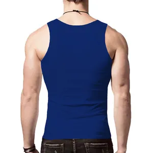 Vista posteriore dettagliata di una canottiera sportiva blu scuro slim-fit per uomo