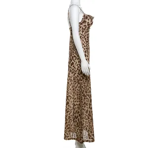 Profilo laterale di un abito lungo alla moda con stampa leopardata su un manichino bianco.