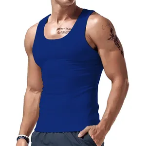 Dettaglio di una canotta sportiva da uomo slim fit in blu scuro stile estivo