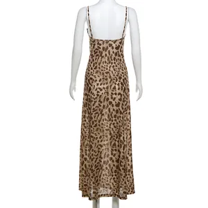Vista posteriore di un elegante abito midi con stampa leopardata e schiena scoperta