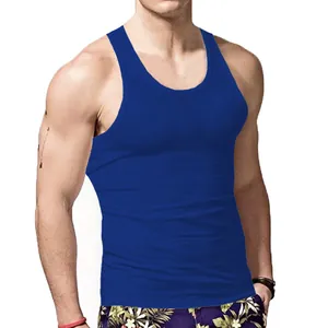 Vista dettagliata di una canotta sportiva blu da uomo con vestibilità slim e scollo rotondo.