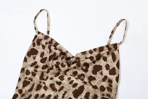 Primo piano di un sexy abito a sottoveste leopardato con scollo a cappuccio elegante