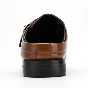 Vue arrière de mules business pour hommes en cuir marron montrant le talon et la semelle