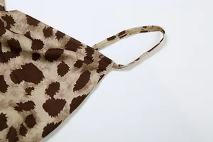 Vista ravvicinata della spallina e delle cuciture su abito a stampa leopardata
