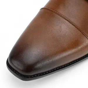 Gros plan sur la texture en cuir marron de qualité supérieure d'un soulier d'affaires.