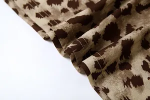 Primo piano del tessuto leopardato che mostra i dettagli delle cuciture e la trama.
