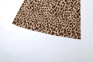 Dettaglio ravvicinato dell'orlo di un abito sottoveste sexy leopardato