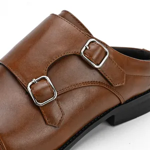 Vue détaillée d'une mule en cuir marron à double boucle avec des boucles argentées
