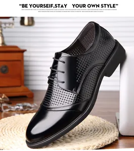 Nahaufnahme schwarzer Herren-Business-Lederschuhe mit Perforation für atmungsaktive Sommermode