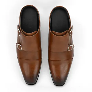 Vue de dessus de chaussures de ville marron pour hommes avec double boucle, style mule.